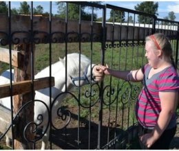 Занятия иппотерапией с детьми-инвалидами в доме-интернате «Теремок»