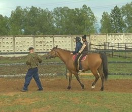 Занятия иппотерапией с детьми-инвалидами в доме-интернате «Теремок»