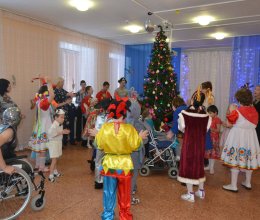 Новый год у ворот, ребятишек елка ждет!