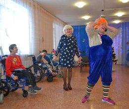 Новый год у ворот, ребятишек елка ждет!