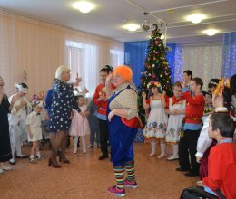 Новый год у ворот, ребятишек елка ждет!