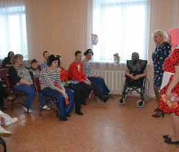 Новый год у ворот, ребятишек елка ждет!