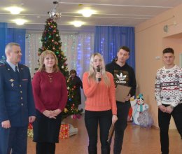 Новый год у ворот, ребятишек елка ждет!