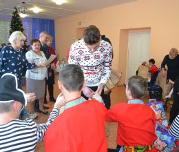 Новый год у ворот, ребятишек елка ждет!