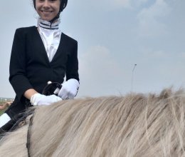 Воспитанница ГБУ РХ «Республиканский дом-интернат для детей «Теремок» приняла участие в соревнованиях по адаптивному конному спорту для лиц с ПОДА