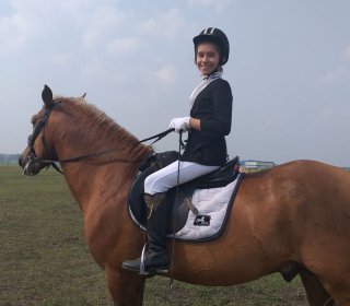 Воспитанница ГБУ РХ «Республиканский дом-интернат для детей «Теремок» приняла участие в соревнованиях по адаптивному конному спорту для лиц с ПОДА