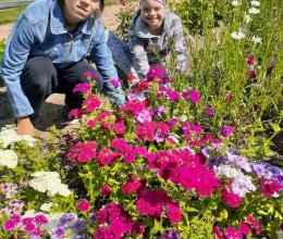 Любит лето детвора