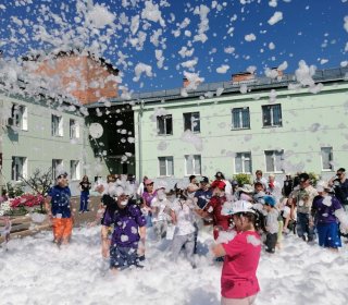 Пенная дискотека в разгар солнечного летнего дня