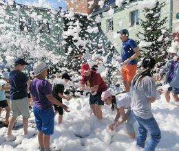 Пенная дискотека в разгар солнечного летнего дня