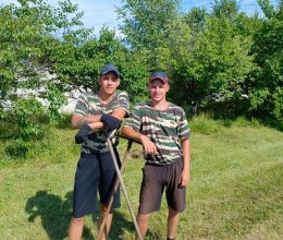 Помощь друзей в уборке территории