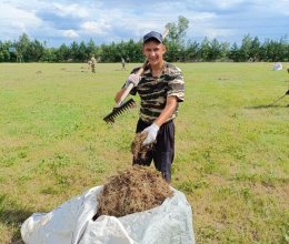 Помощь друзей в уборке территории