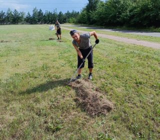 Помощь друзей в уборке территории