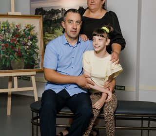 Любимое дело - украшать ёлку!